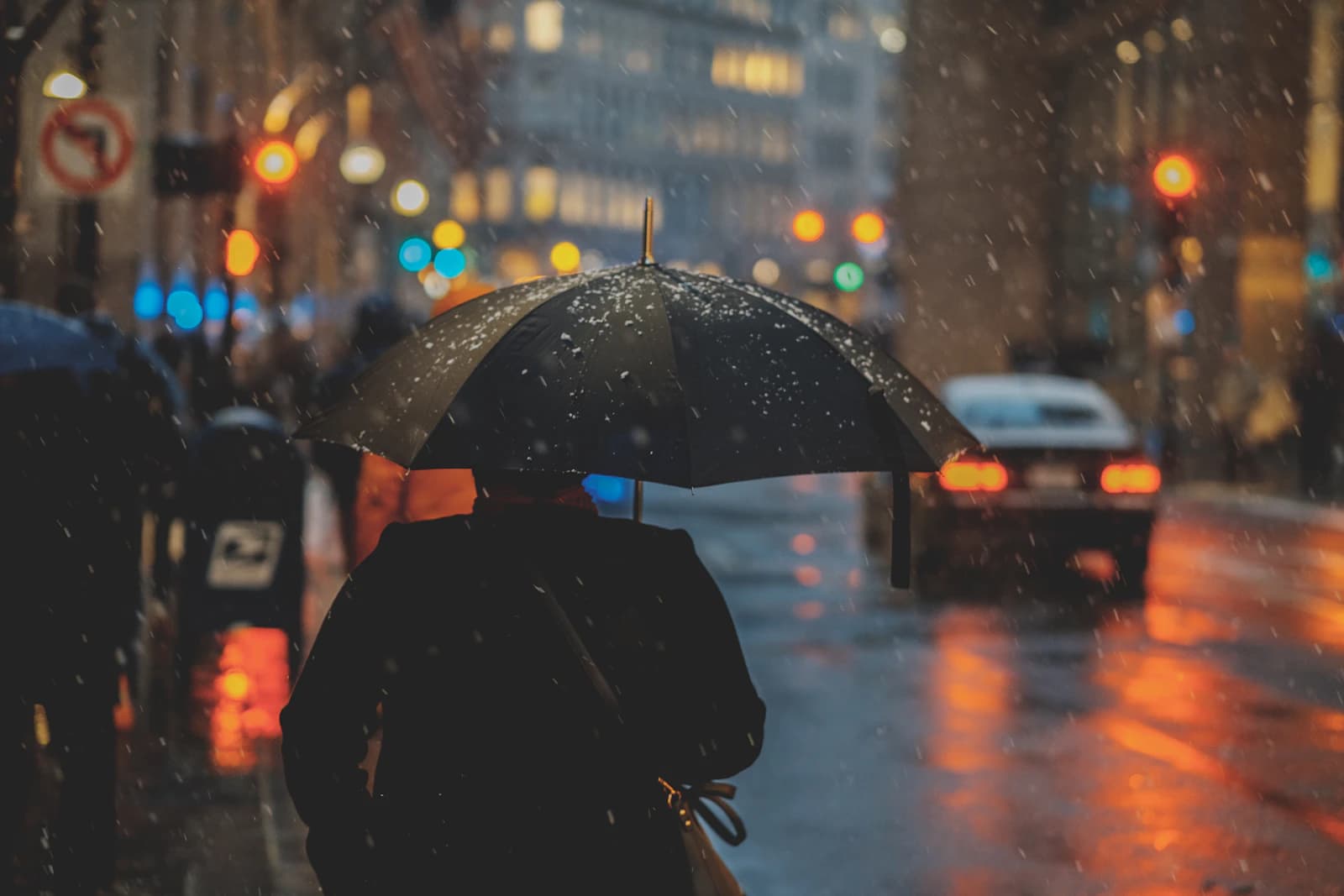 Warum das Fliegen einer Drohne im Regen gefährlich ist