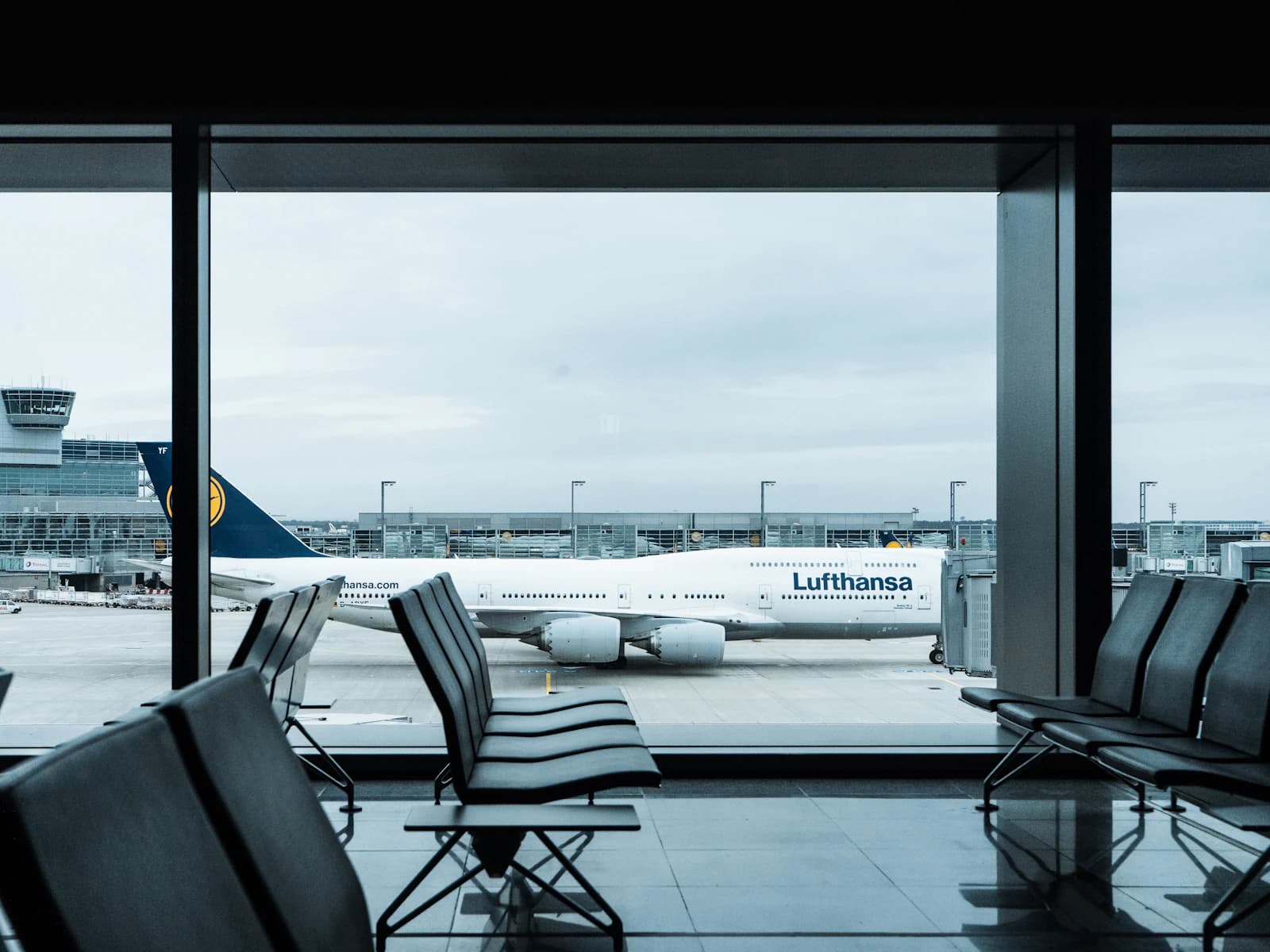 Prüfungen vor einem Drohnenflug in der Nähe eines Flughafens